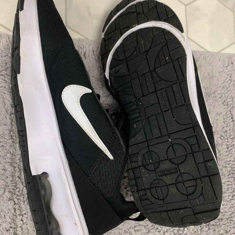 Nike AirMax INTRLK light Sneakers Women’s Size 8.